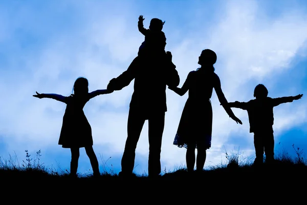 Familia Feliz Junto Mar Silueta Naturaleza Fondo —  Fotos de Stock