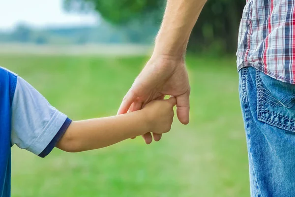 Belas Mãos Pais Filhos Livre Parque — Fotografia de Stock