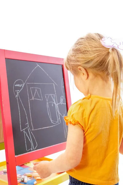 Felice Bambina Bella Pittura Sul Cavalletto Uno Sfondo Bianco — Foto Stock