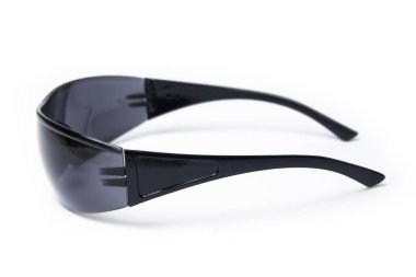 Beyaz arkaplanda şık güneş gözlükleri