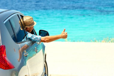 Mutlu şoför yazın denizde.