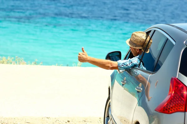 Glücklicher Fahrer Mann Auto Auf See Sommer — Stockfoto