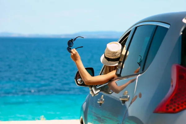 Glückliche Fahrerin Mädchen Mit Hut Und Sonnenbrille Auto Auf See — Stockfoto