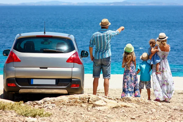 Felice Famiglia Auto Mare Sulla Natura — Foto Stock