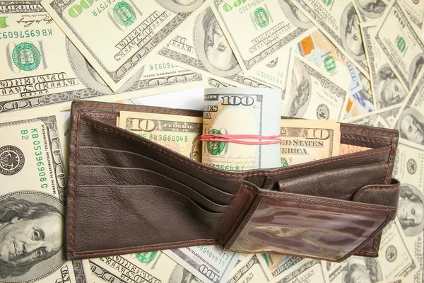 お金の背景に財布の中のドル — ストック写真