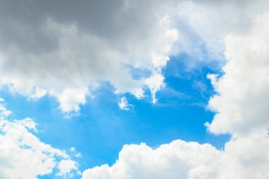 Mavi gökyüzüne karşı fantastik yumuşak beyaz bulutlar