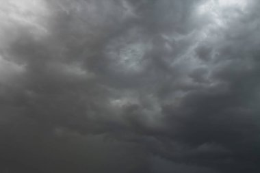 Mavi gökyüzüne karşı fantastik yumuşak beyaz bulutlar