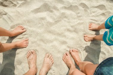 Yunan denizinin arka planında güzel bacaklar