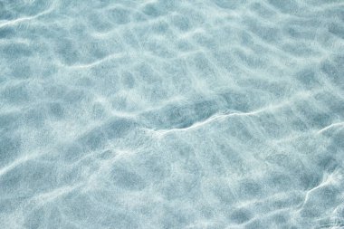 Yazın şeffaf bir turkuaz deniz dalgası