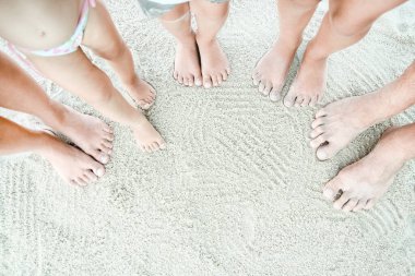 Deniz kenarındaki kumların üzerinde güzel bacaklar