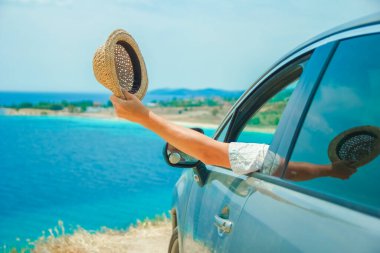 Otomatik deniz arka planındaki mutlu adam.