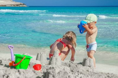 Mutlu çocuk açık denizde oynuyor.