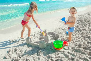 Mutlu çocuk açık denizde oynuyor.