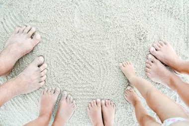 Deniz kenarındaki kumların üzerinde güzel bacaklar