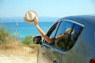 deniz ve yat yakınında araba mutlu insanlar sürücü