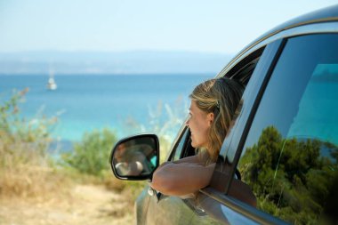 deniz ve yat yakınında araba mutlu insanlar sürücü