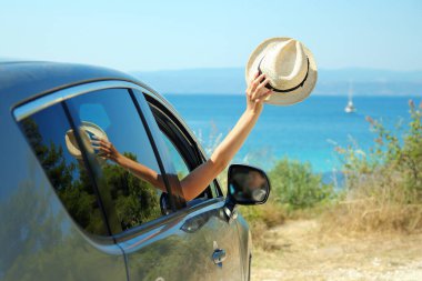 deniz ve yat yakınında araba mutlu insanlar sürücü