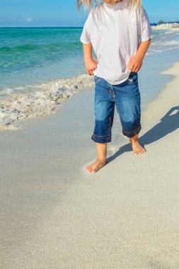 Mutlu çocuk açık havada denizin kenarında