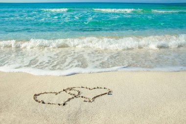 Deniz kıyısının kumlarında güzel çizimler