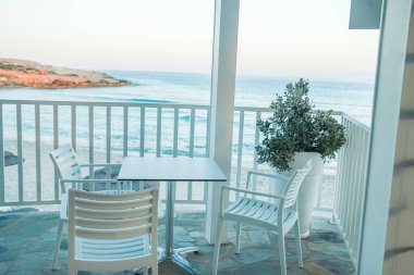 Deniz kenarında iki kişilik masa.