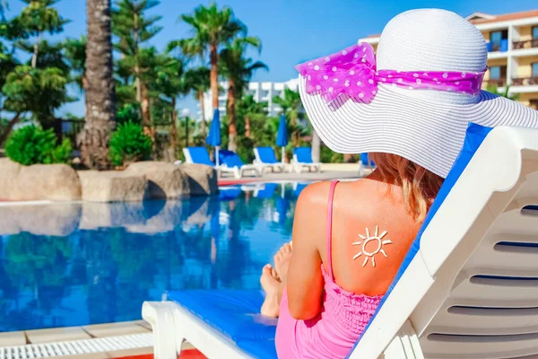 Chica Feliz Con Sol Espalda Piscina Naturaleza —  Fotos de Stock