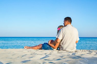 Mutlu çift deniz kenarında doğada.