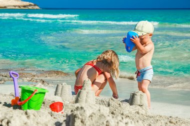 Mutlu çocuk açık denizde oynuyor.