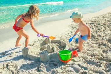 Mutlu çocuk açık denizde oynuyor.