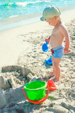 Mutlu çocuk açık denizde oynuyor.