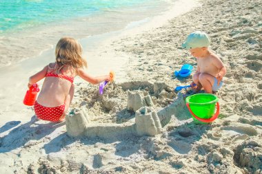 Mutlu çocuk açık denizde oynuyor.