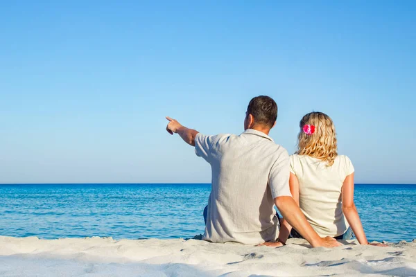 Feliz Pareja Amorosa Junto Mar Naturaleza —  Fotos de Stock