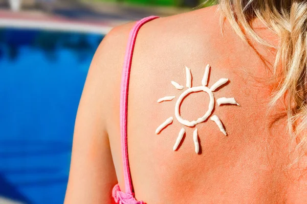 Glückliches Mädchen Mit Der Sonne Auf Dem Rücken Pool Der — Stockfoto