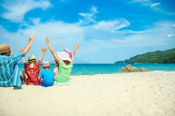 Familia Feliz Mar Grecia Fondo Naturaleza — Foto de Stock