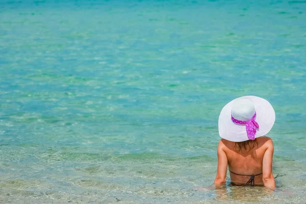 Χαρούμενο Κορίτσι Στη Θάλασσα Στην Ελλάδα Πάνω Στην Άμμο Της — Φωτογραφία Αρχείου