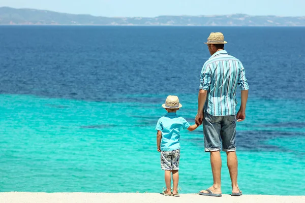 Lycklig Far Med Pojke Son Barn Vid Havet — Stockfoto