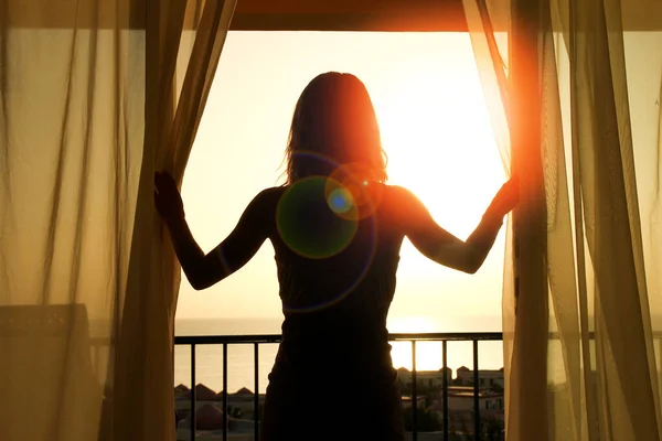 Otelin Penceresinin Yanında Güzel Bir Kadın Silueti — Stok fotoğraf