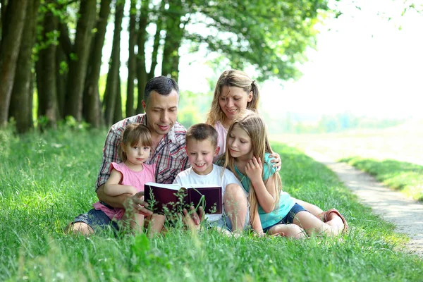 Feliz Joven Familia Leyendo Biblia Naturaleza — Foto de Stock