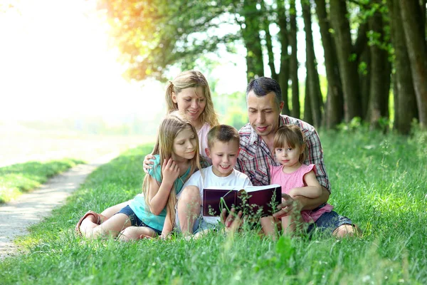 Szczęśliwa Młoda Rodzina Czytająca Biblię Naturze — Zdjęcie stockowe