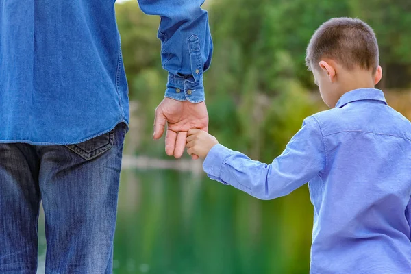 Mani Genitori Bambini Natura Nel Parco Viaggi — Foto Stock