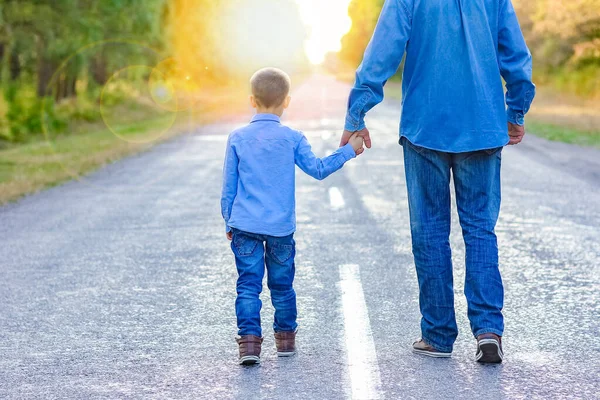 Genitore Felice Con Bambino Nelle Mani Del Parco Viaggio Natura — Foto Stock