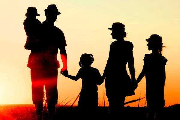 Gelukkige Familie Aan Zee Bij Zonsondergang Reissilhouet Natuur — Stockfoto