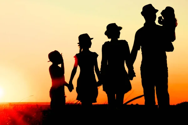 日落时分 在海边的快乐家庭 在大自然中旅行的轮廓 — 图库照片