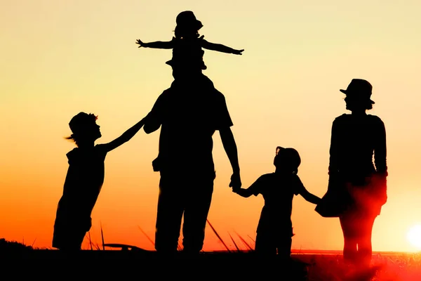 Família Feliz Junto Mar Pôr Sol Silhueta Viagem Natureza — Fotografia de Stock