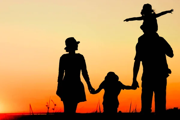 Família Feliz Junto Mar Pôr Sol Silhueta Viagem Natureza — Fotografia de Stock