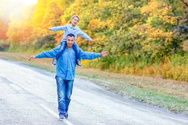 Lycklig Förälder Med Ett Barn Parken Händer Natur Resa Längs — Stockfoto