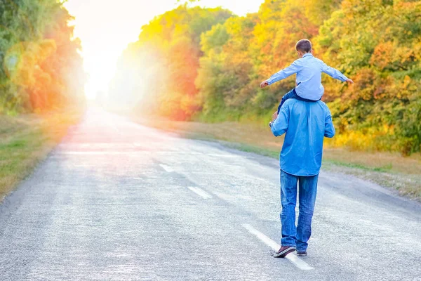 Genitore Felice Con Bambino Nelle Mani Del Parco Viaggio Natura — Foto Stock