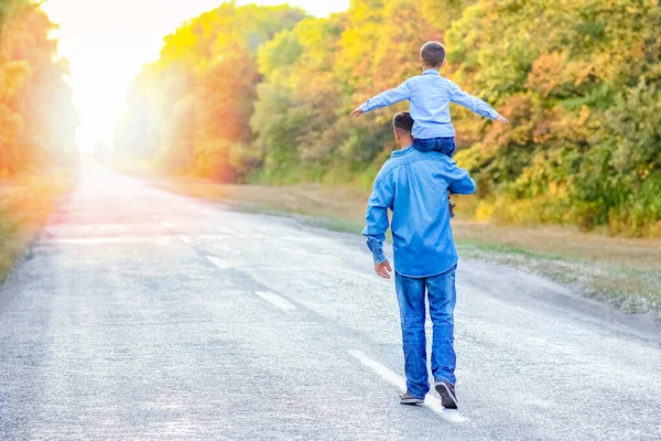 Gelukkig Ouder Met Een Kind Het Park Handen Natuur Reizen — Stockfoto