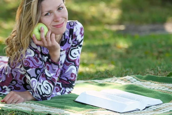 Счастливая Девушка Читает Книгу Библию Яблоком — стоковое фото