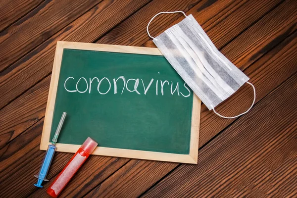 Ahşap Masa Arkaplanında Tablet Bulunan Koronavirüs Örneği Çin Hava Kirliliği — Stok fotoğraf