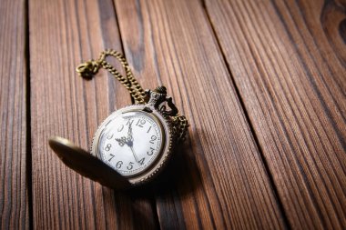 Ahşap bir arka planda cep saati